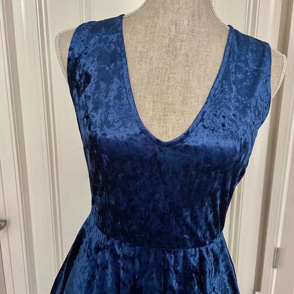 Lulus Blue Velvet Open Cross Back Mini Skater Fit & Flare Cocktail Dress Size M - Picture 3 of 9